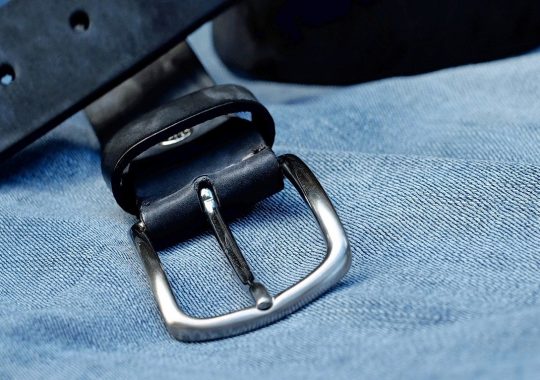 Przykłady stylizacji z paskiem