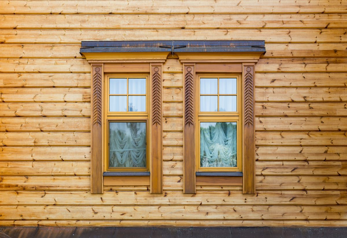 Przytulne wnętrza domów drewnianych: jak urządzić swoje drewniane mieszkanie?