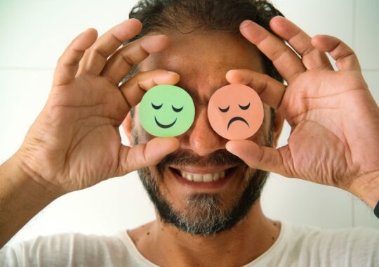Jak radzić sobie z emocjami w trudnych sytuacjach – porady psychologa