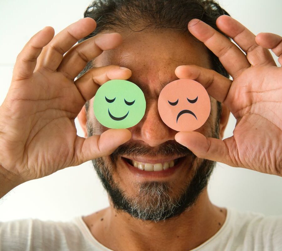 Jak radzić sobie z emocjami w trudnych sytuacjach – porady psychologa